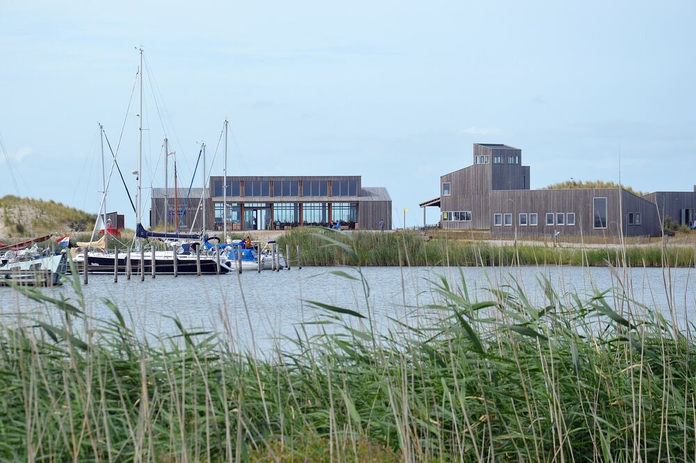 Zeilboten in de jachthaven van Marker Wadden bij Lelystad