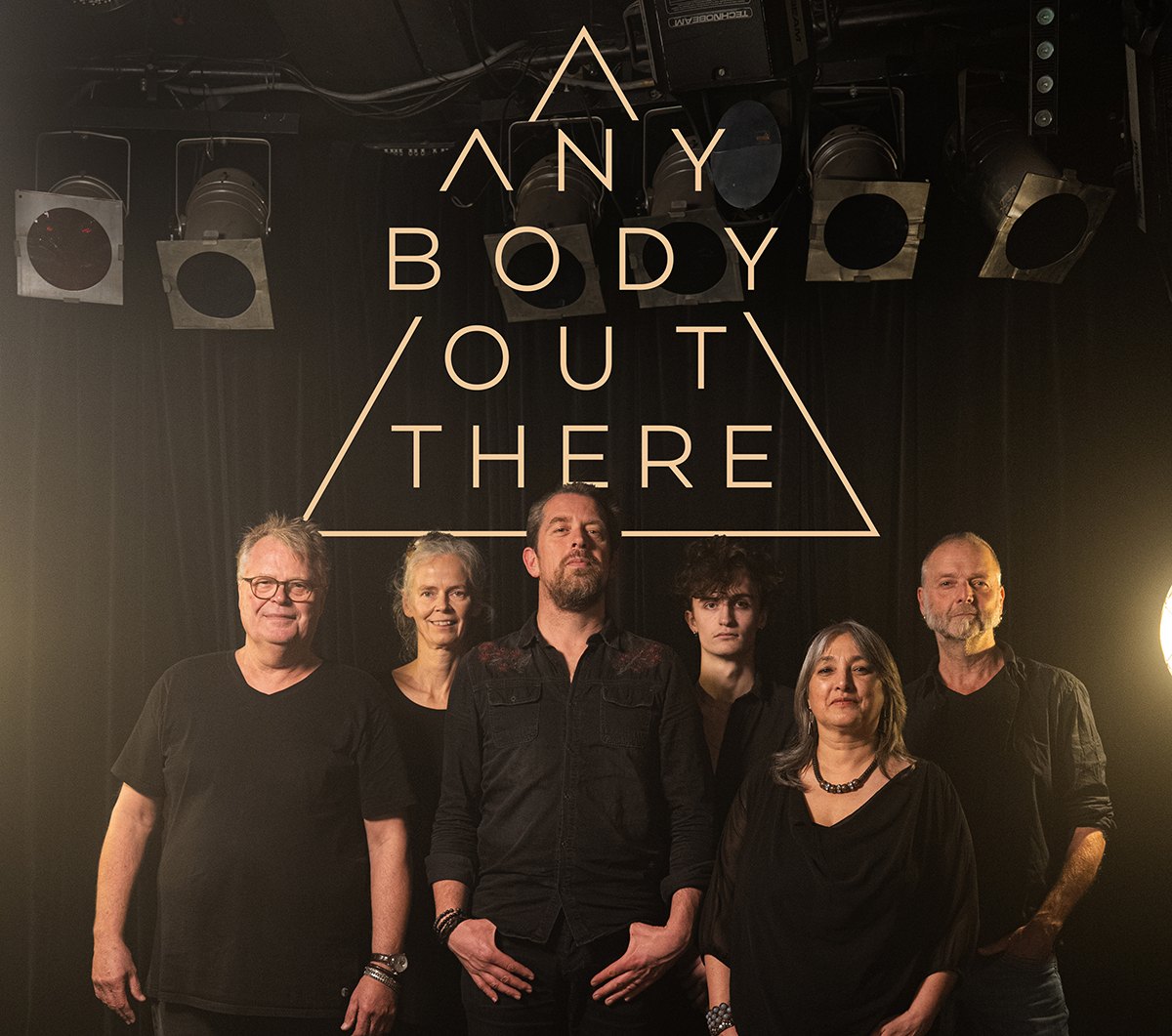 De zes bandleden van Pink Floyd tribute band Anybody Out There onder hun logo op het podium